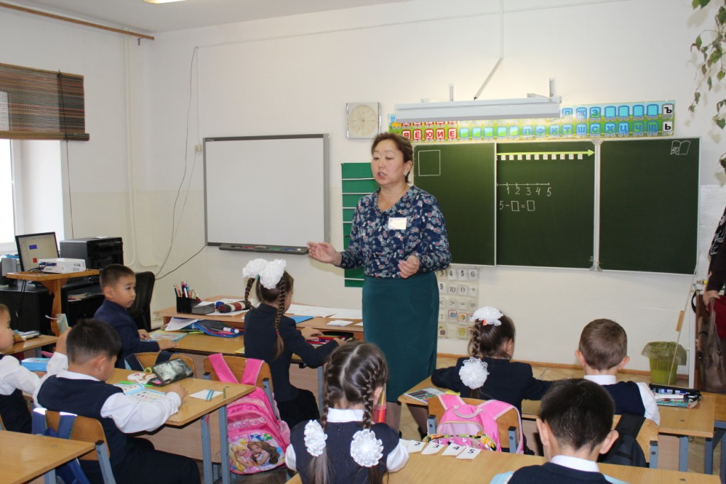 Учитель первого «В» класса Маргарита Бато-Жапова Цымпилова показала урок математики по теме «Число и цифра  5»